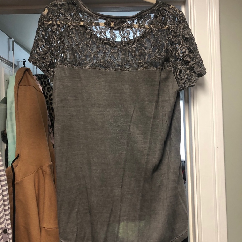 Dantelle NWOT mocha lace shoulder and top back tee